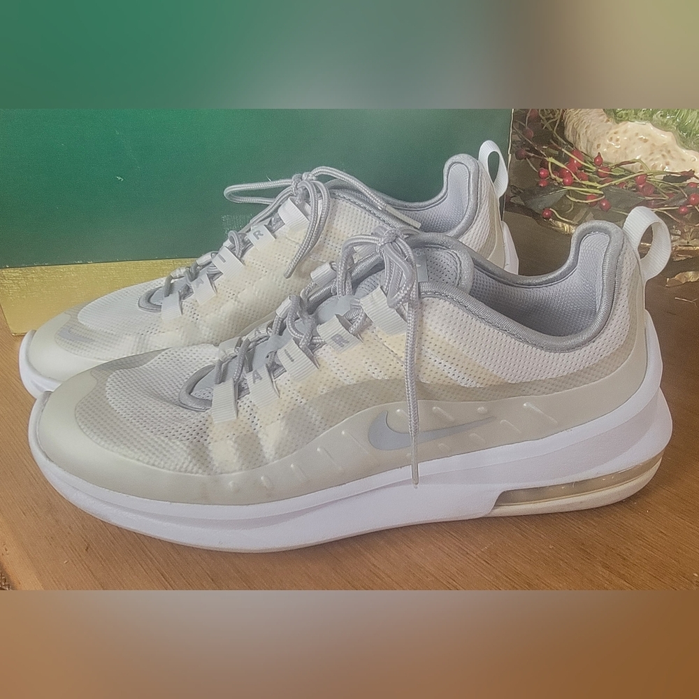 Nike Air Max Axis- Size 10